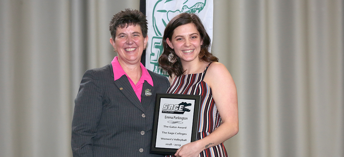 Head Coach Sandy Augstein-Collins bestows Gator of the Year honors in women's volleyball to Emma Parkington